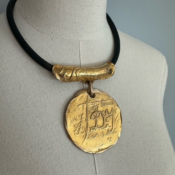 DKNY Disc Logo Pendant  Cord Necklace. - Picture 4 of 11